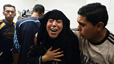 Родственники палестинцев, пострадавших в столкновениях с израильскими военными на границе сектора Газа и Израиля