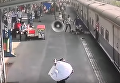 В Индии военный вытащил девочку из-под движущегося поезда. Видео